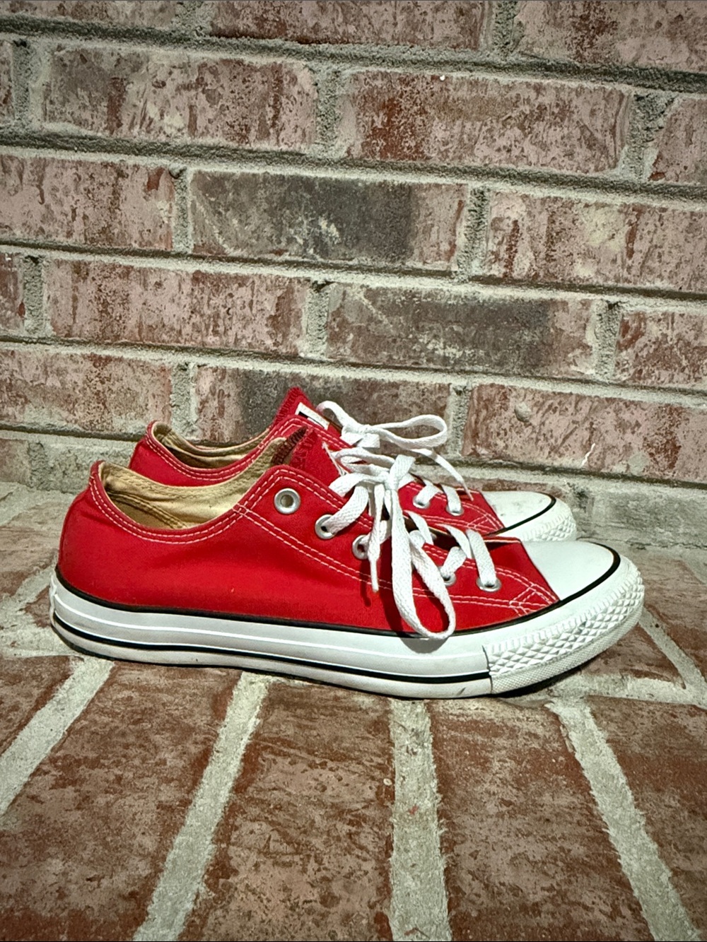 Unisex Converse Allstar red low top size 8M/10W